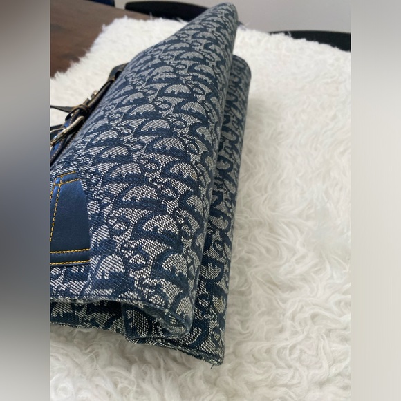 Dior
Dior Blue Oblique Canvas and Leather Jeans Pocket Tote - Picture 13 of 17